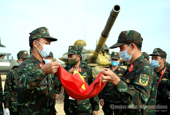 Lá cờ Tổ quốc được trao cho các kíp xe.